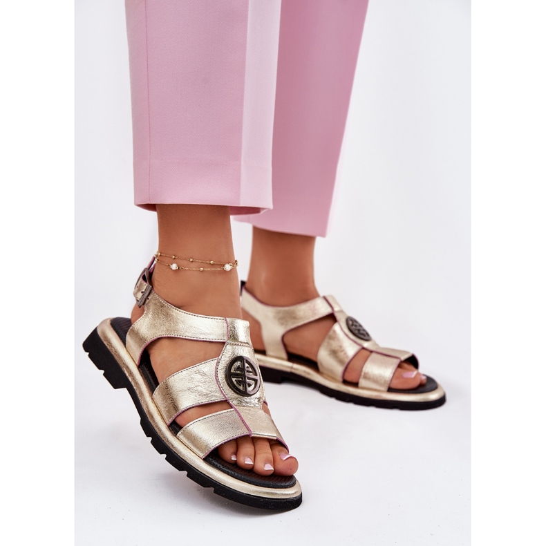 Kvinnors lädersandaler lackerade med en dekorativ detalj Artiker 56C0689 PLN gyllene 2