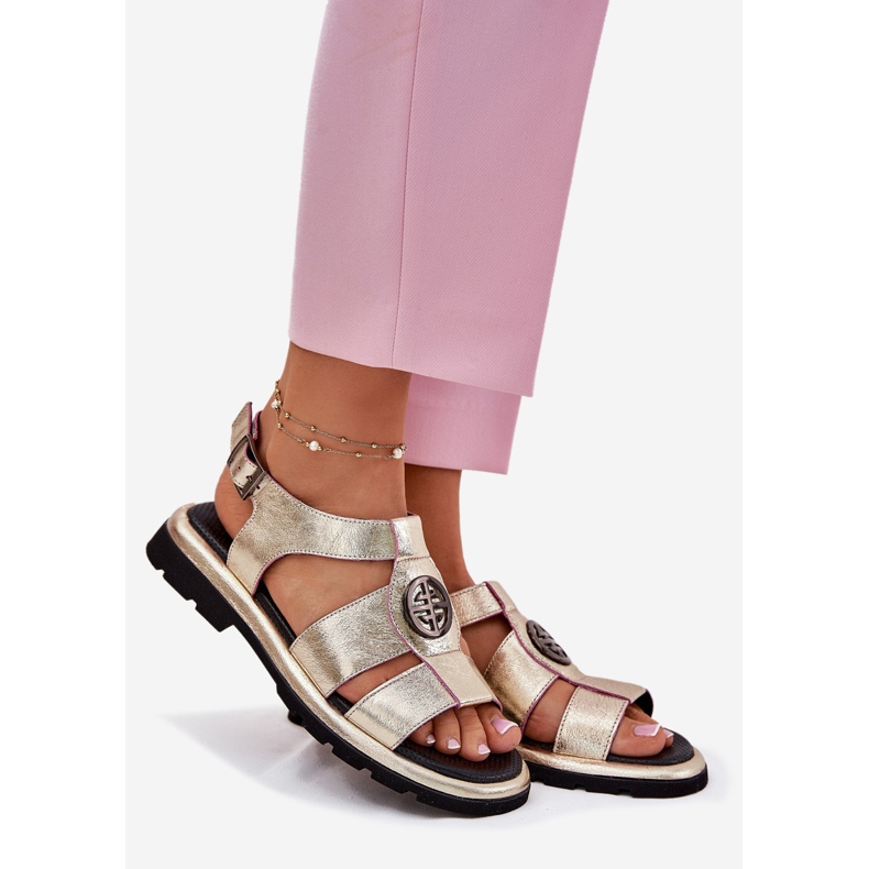 Kvinnors lädersandaler lackerade med en dekorativ detalj Artiker 56C0689 PLN gyllene 1