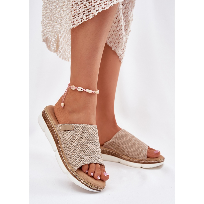 Kvinnors flip flops med en beige kil 2