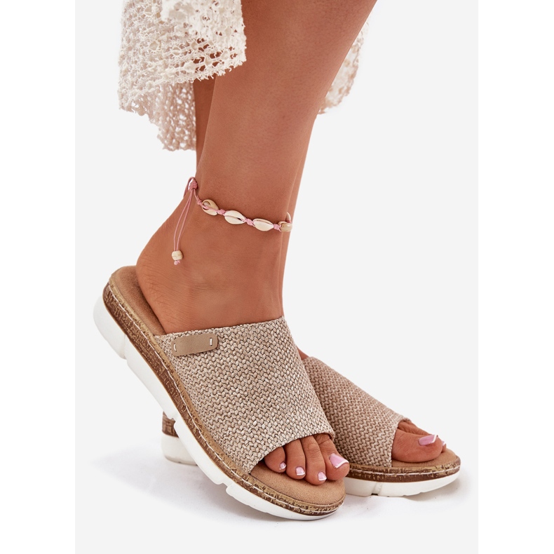 Kvinnors flip flops med en beige kil 1