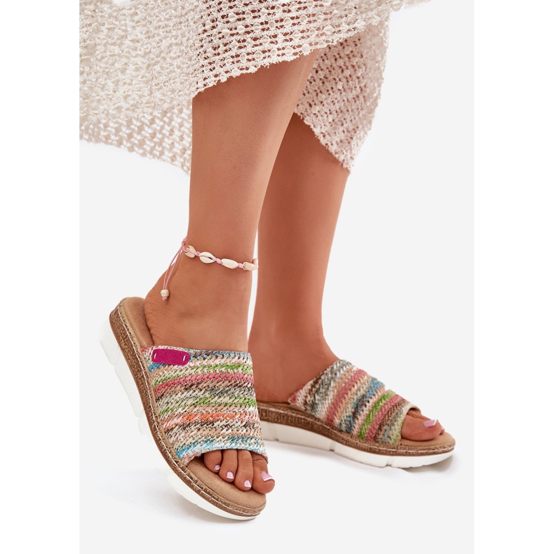 Kvinnors flip flops med en kilpläterad flerfärgad kil mångfärgad 1