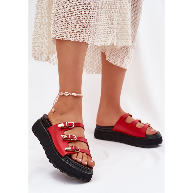 Kvinnors flip flops på plattformen med röda ränder 2