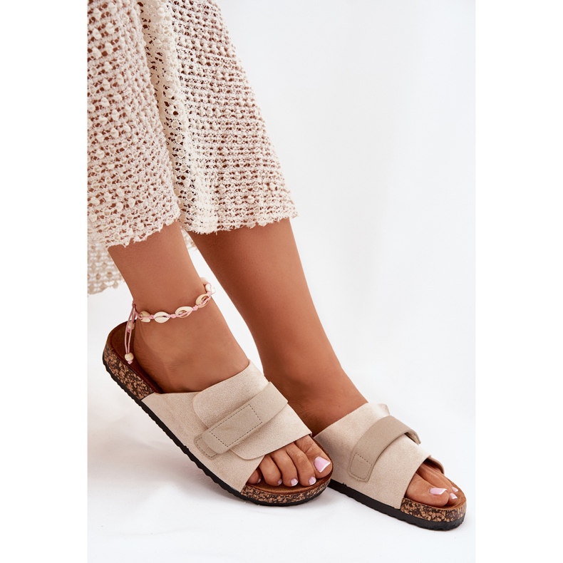 Kvinnors flip flops med kardborrband på en korkplattform beige 2