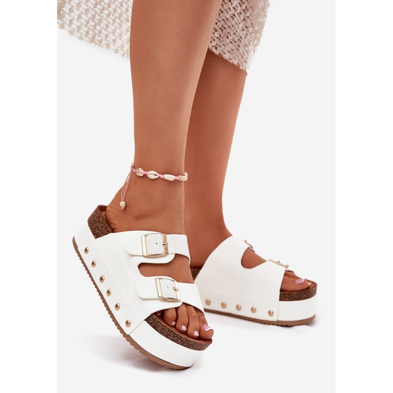 Kvinnors flip flops med spännen på en massiv plattform vit 2