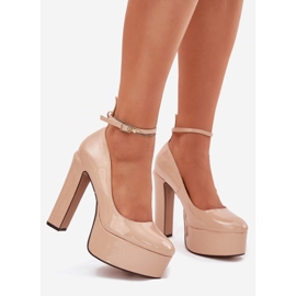 Målade pumpar på en hög stolpe och beige -plattform 1