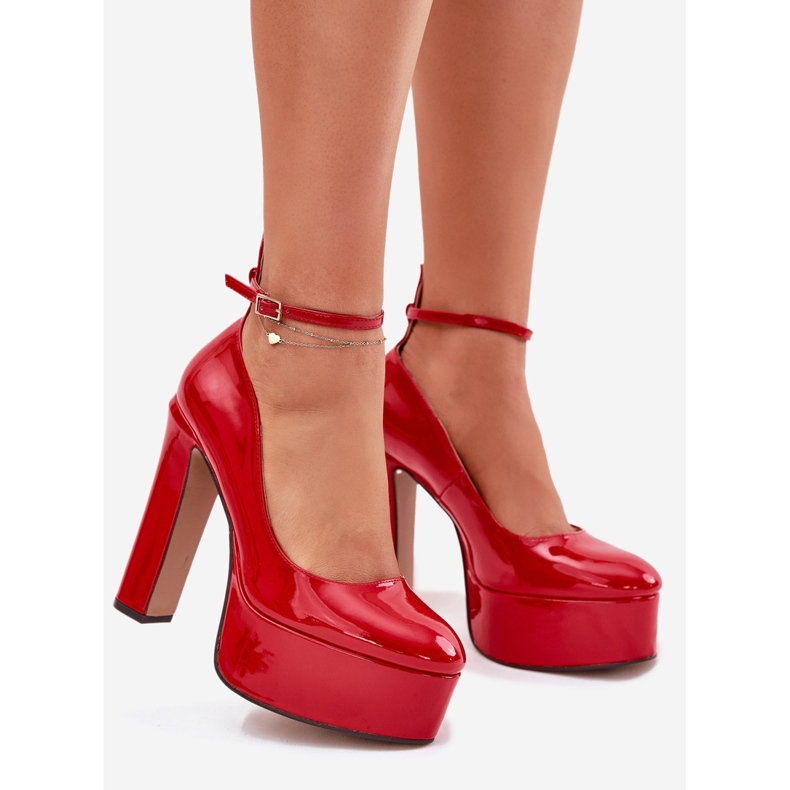 Målade pumpar på en hög stolpe och röd plattform 1