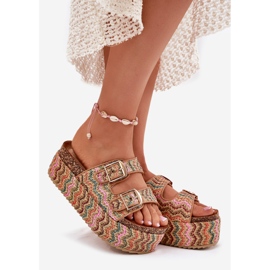 Kvinnors tofflor på en massiv plattform med flätor och flerfärgade spännen beige 1