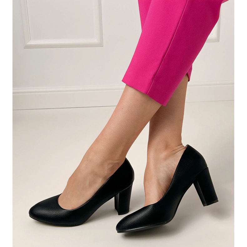 Svarta klassiska pumpar på stolpen 1