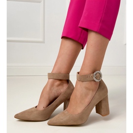 Beige pumpar på stolpen med ett spänne och zirkoner 2