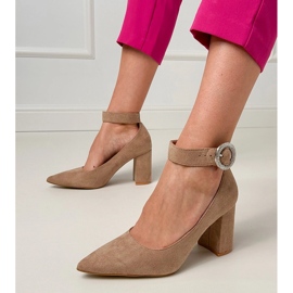 Beige pumpar på stolpen med ett spänne och zirkoner 1