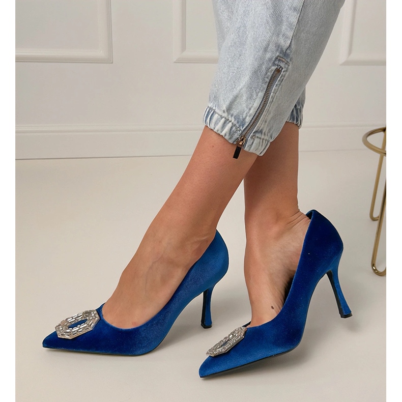 Marinblå pumpar på en stift med zirkoner 1