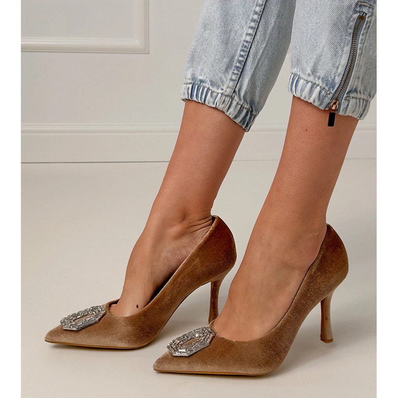 Beige pumpar på en stift med zirkoner 2