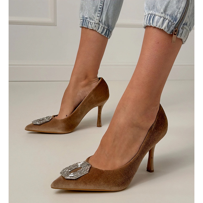 Beige pumpar på en stift med zirkoner 1