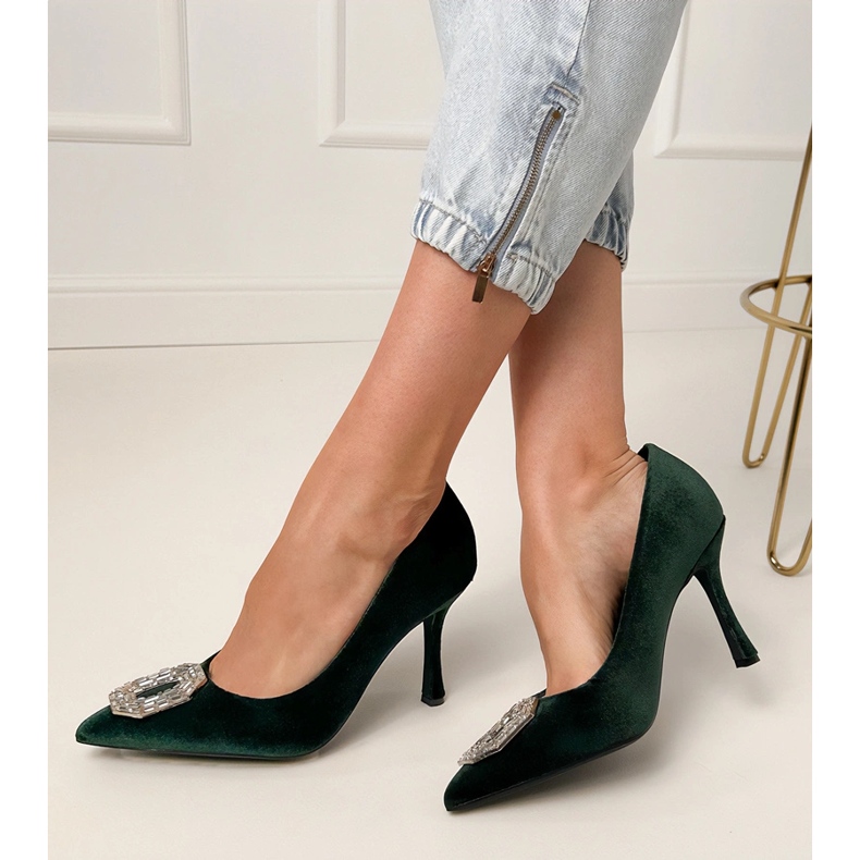 Gröna pumpar på en stift med zirkoner 1