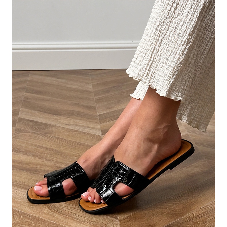 Svarta platt flip flops med pressande 1