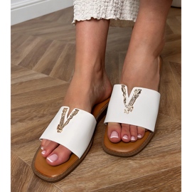 Vita flip flops med en gyllene dekoration 1