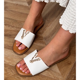 Vita flip flops med en gyllene dekoration 2