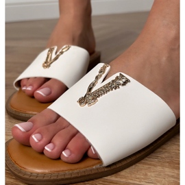 Vita flip flops med en gyllene dekoration 3