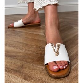 Vita flip flops med en gyllene dekoration 4