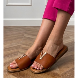 Brun flip -flops med en gyllene dekoration 2