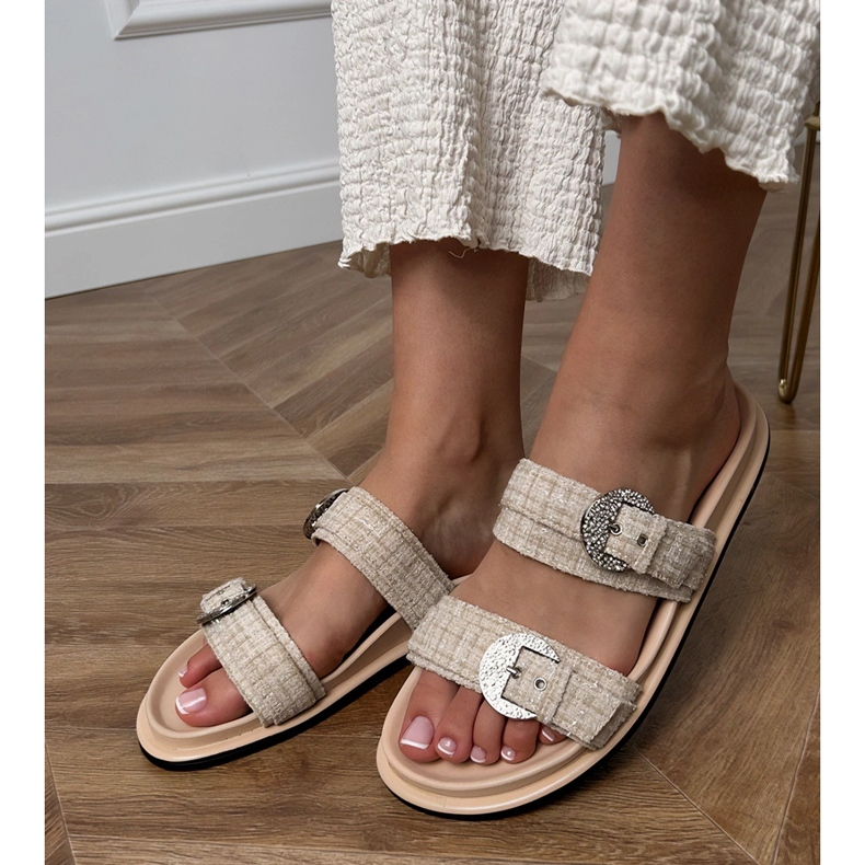 Beige flip flops med ränder och zirkoner på klämmorna 1