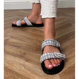 Vita flip flops med ränder och zirkoner på klämmorna 4