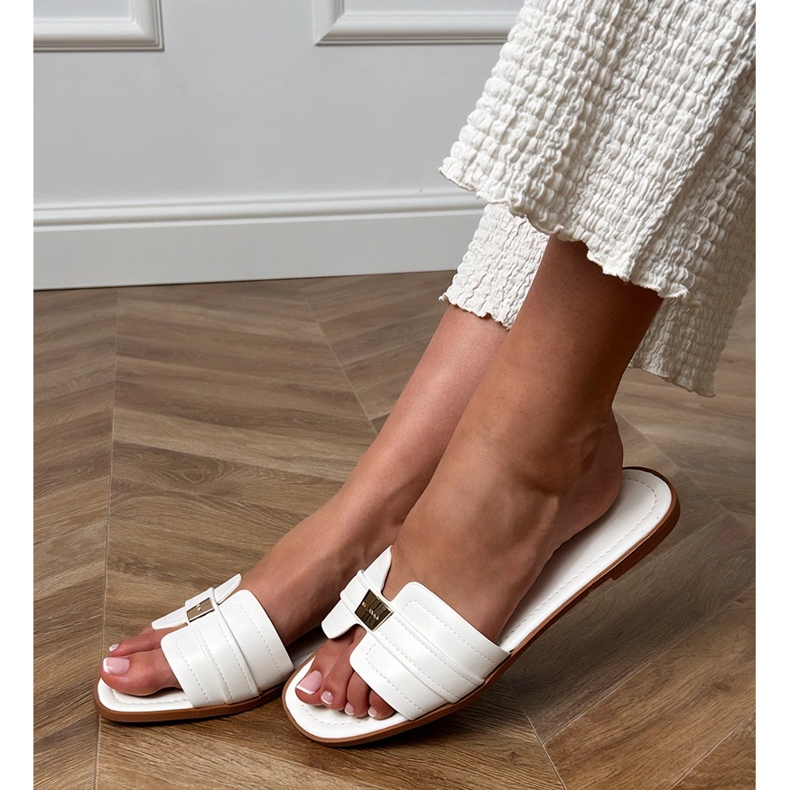 Vita kvinnors flip flops med en prydnad på bältet 2