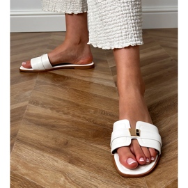 Vita kvinnors flip flops med en prydnad på bältet 6