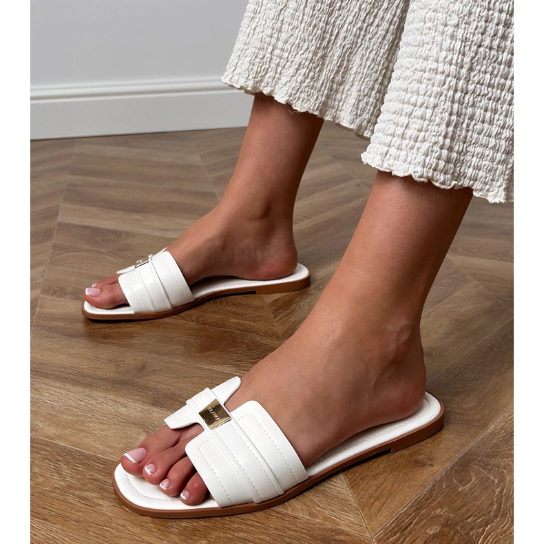 Vita kvinnors flip flops med en prydnad på bältet 1