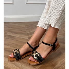 Svarta platta sandaler med en gyllene dekoration 1