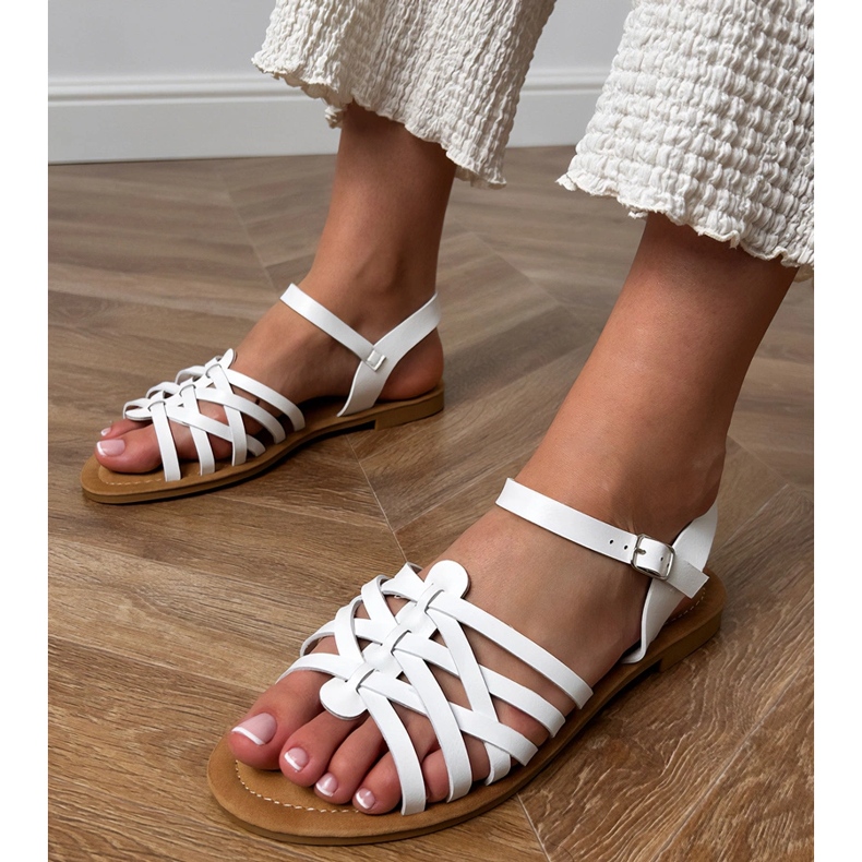 Vita sandaler lindade på en platt sula 1