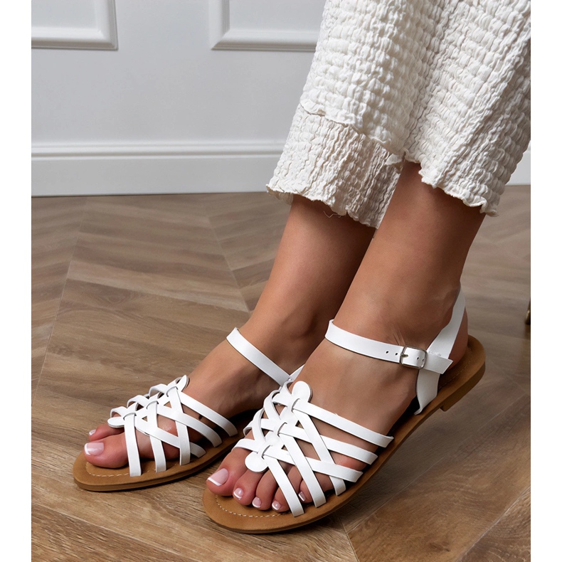 Vita sandaler lindade på en platt sula 2