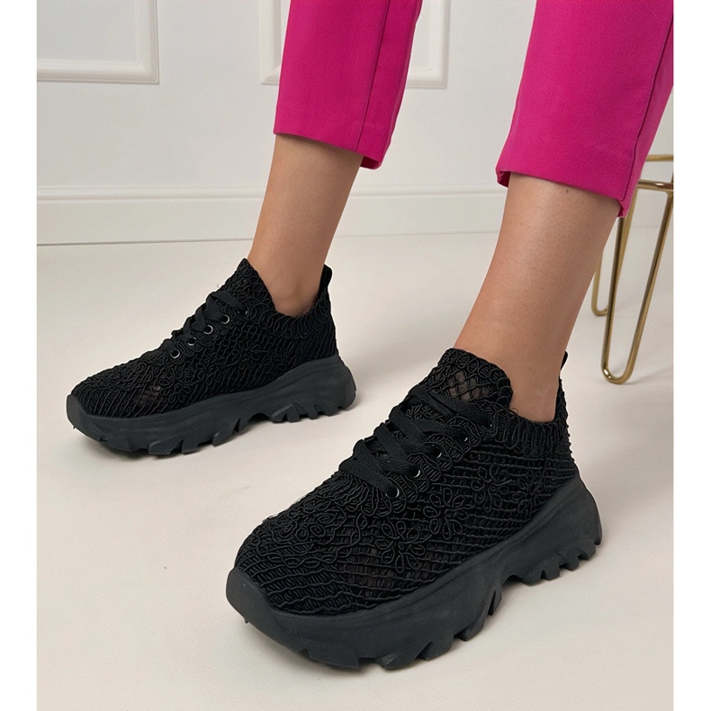 Svart OpenWork -sneakers på plattformen 1