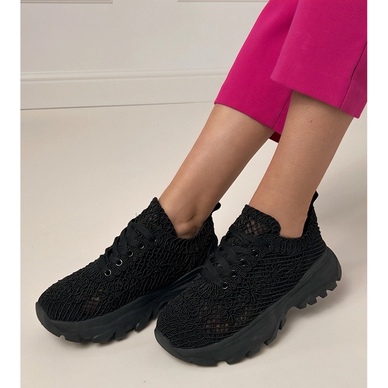 Svart OpenWork -sneakers på plattformen 2