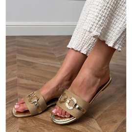 Gyllene flip flops med en gyllene dekoration på bältet 1