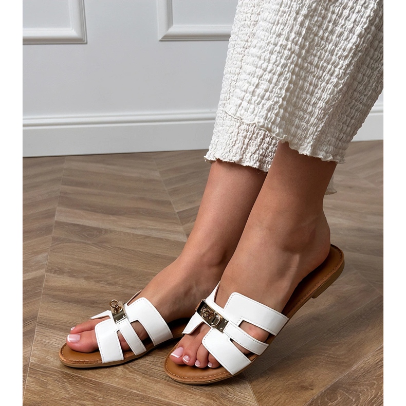 Vita flip flops med utskärningar på bältet och gyllene dekoration 1