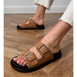 Brun flip -flops med klämmor på ränder 2