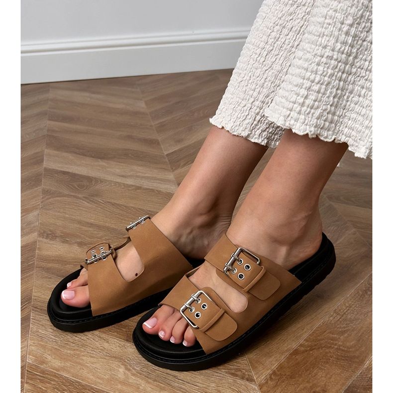 Brun flip -flops med klämmor på ränder 1