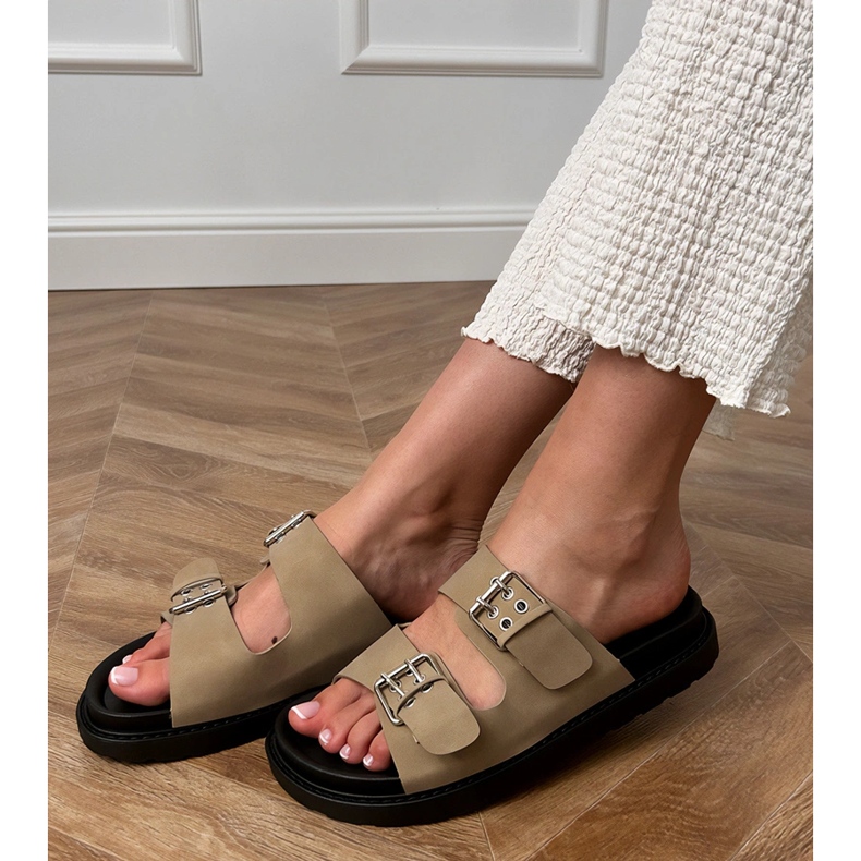 Gröna flip flops med klämmor på ränder beige 2