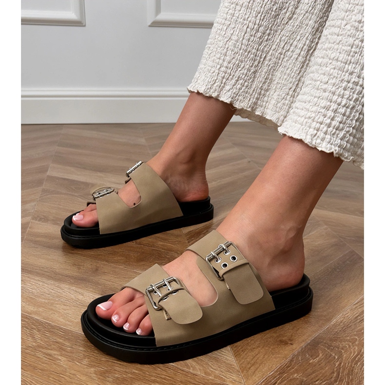 Gröna flip flops med klämmor på ränder beige 1