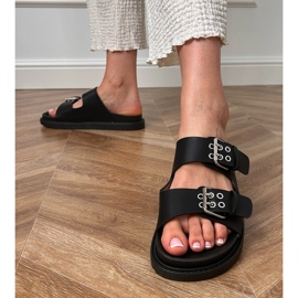 Svarta flip flops med klämmor på ränder 3