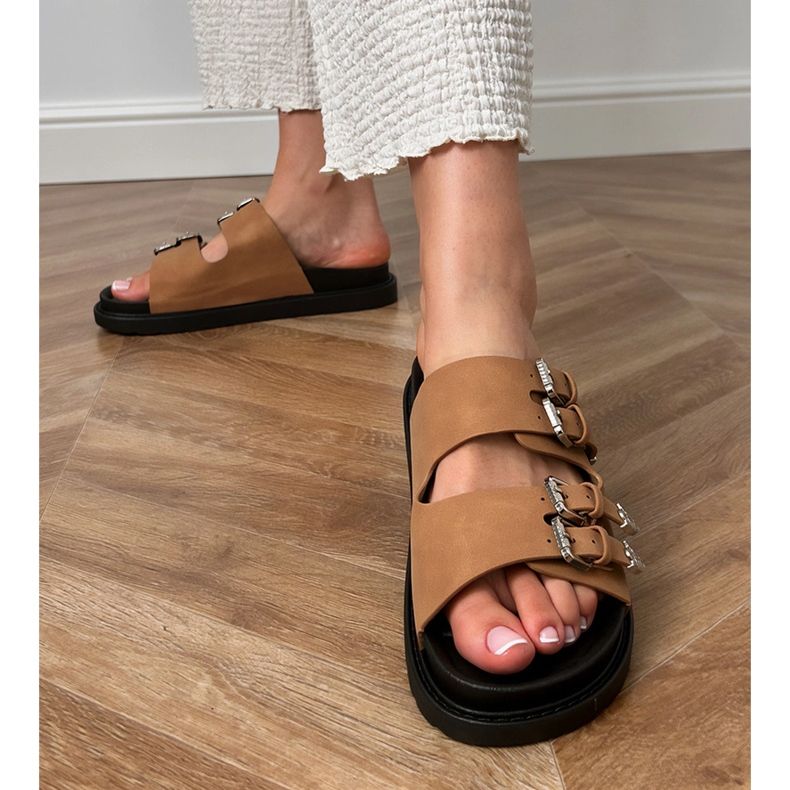 Bruna kvinnors tofflor med dekorativa spännen beige 1