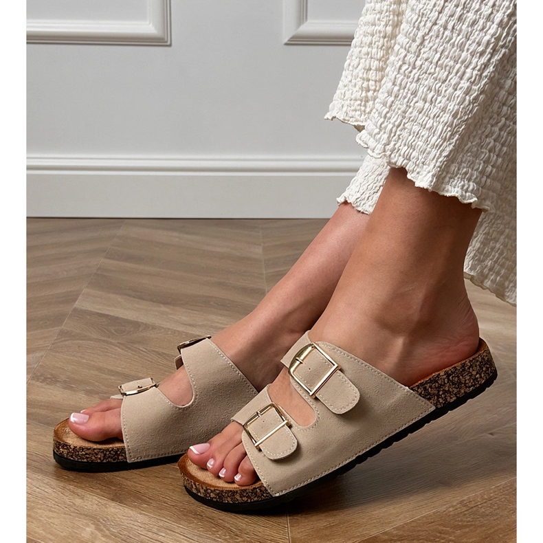 Beige klaffar med klämmor på en korksula 2