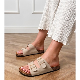 Beige klaffar med klämmor på en korksula 1