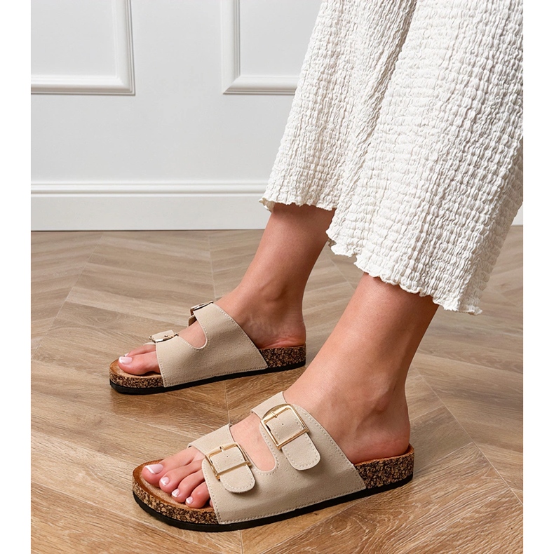 Beige klaffar med klämmor på en korksula 1