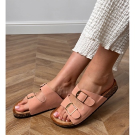 Rosa flip flops med klämmor på en korksula 1