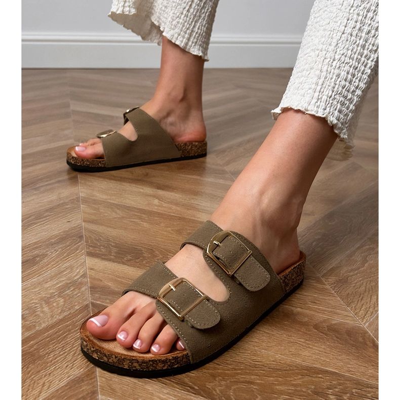 Gröna flip flops med klämmor på en korksula 2