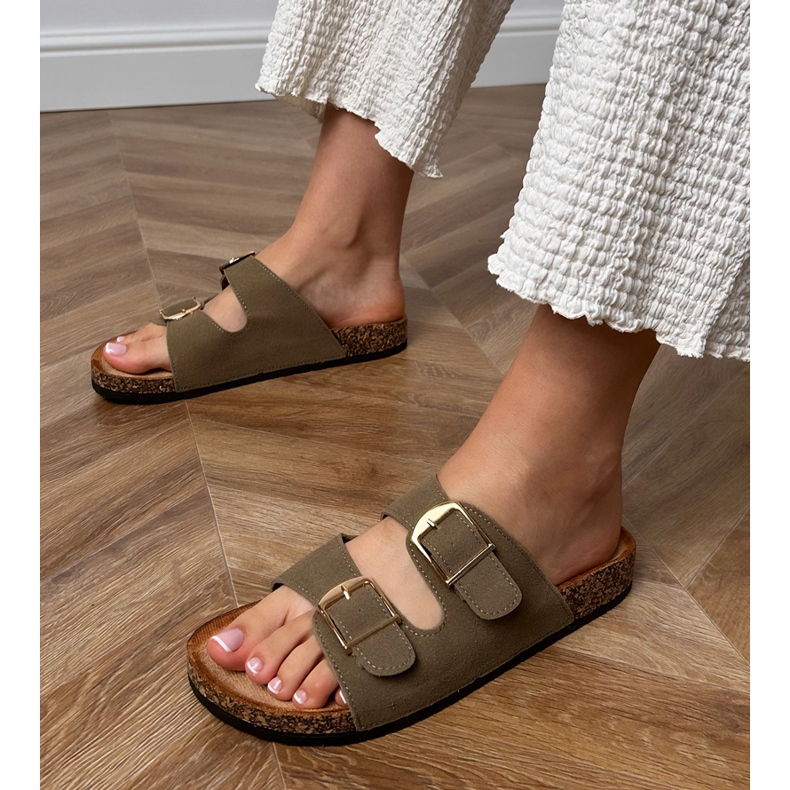 Gröna flip flops med klämmor på en korksula 1