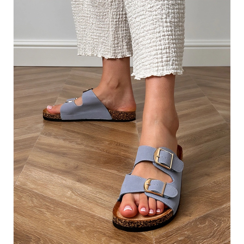 Blå flip flops med klämmor på en korksula 1