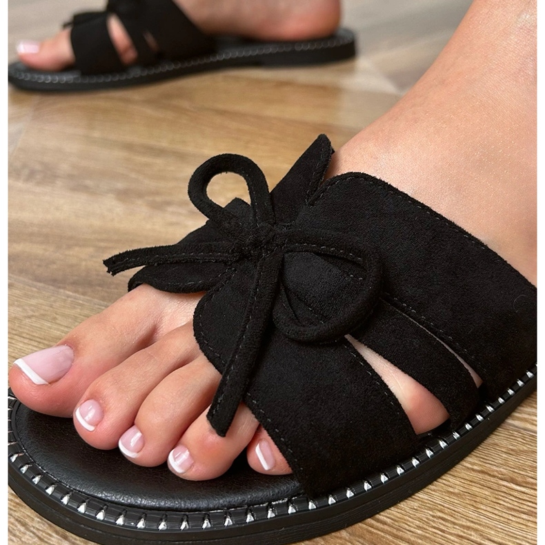 Svarta flip flops med en båge och dekoration vid kanterna 1